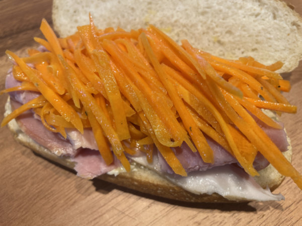 당근라페 샌드위치 만들기 레시피 - 당근라페를 잠봉햄 위에 듬뿍 올리기