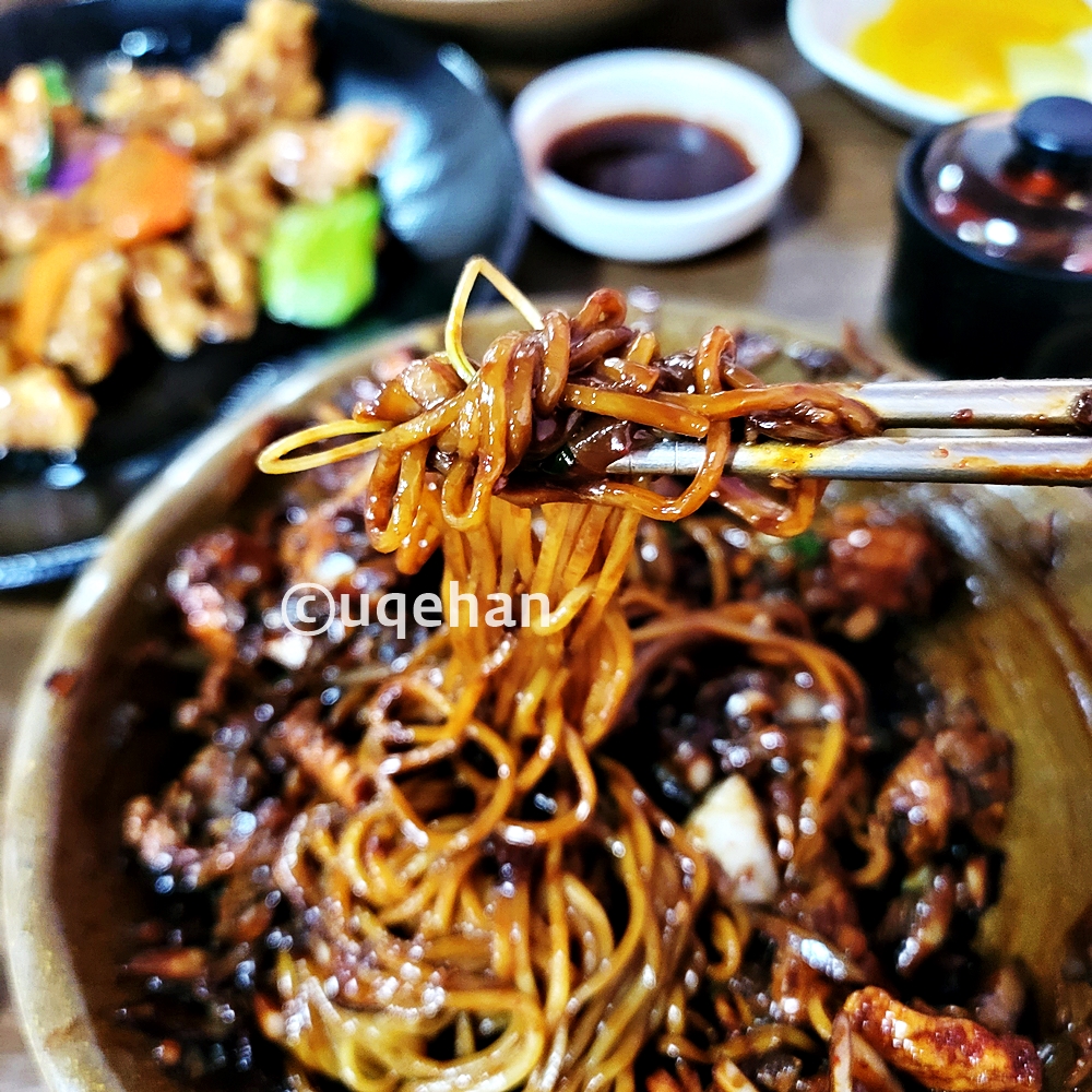 양주시 남면 천안문 간짜장을 면과 비벼 젓가락으로 들고있따.