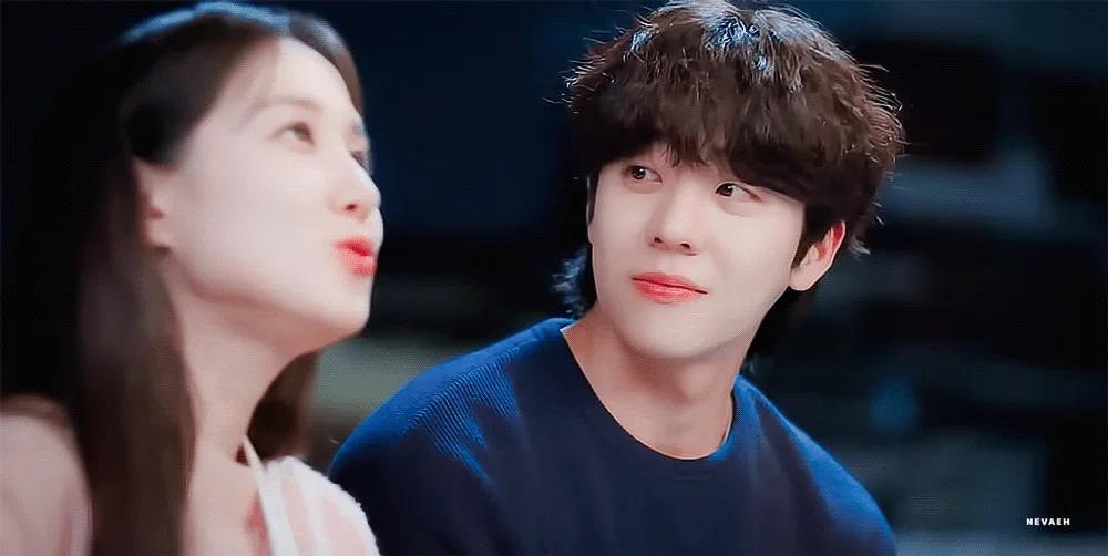 노래부르는 목하를 흐뭇하게 바라보는 남주의 눈빛