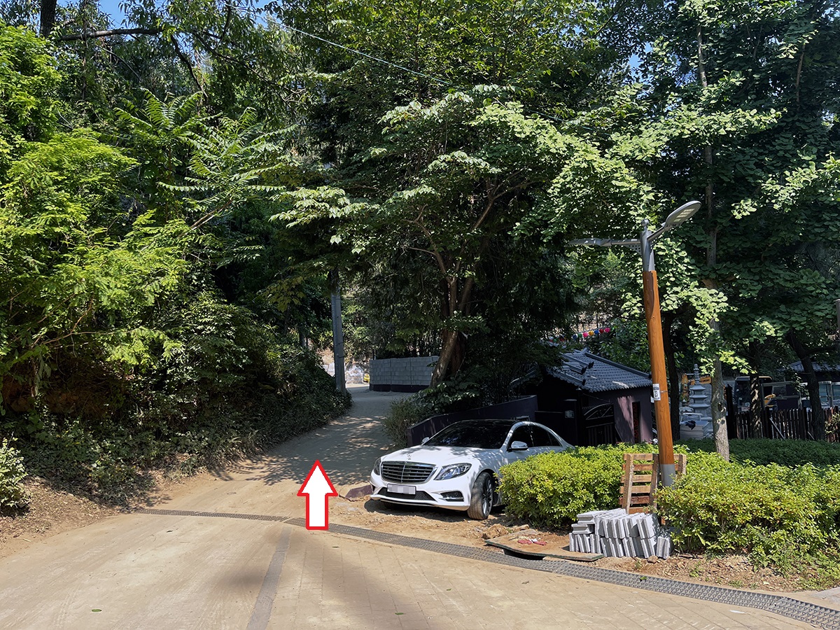 좁은 길을 통해 돌아가야 한다.