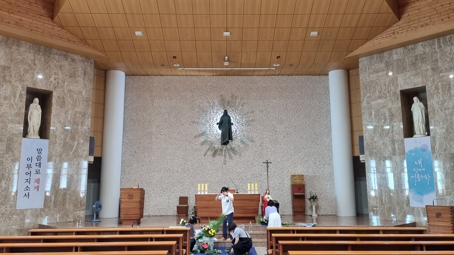 춘천 퇴계성당 성전 안 제대, 제단, 감실, 십자가 사진