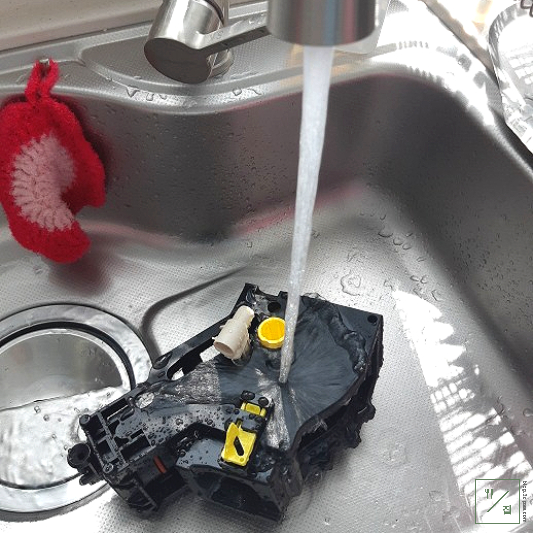 커피추출기 옆면을 청소하고 있습니다.