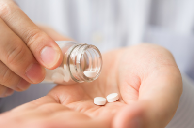 약을 덜어내는 손