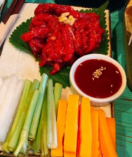 신선한 한우로 만들어져 부드럽고 달달한 맛이 인상적 육회