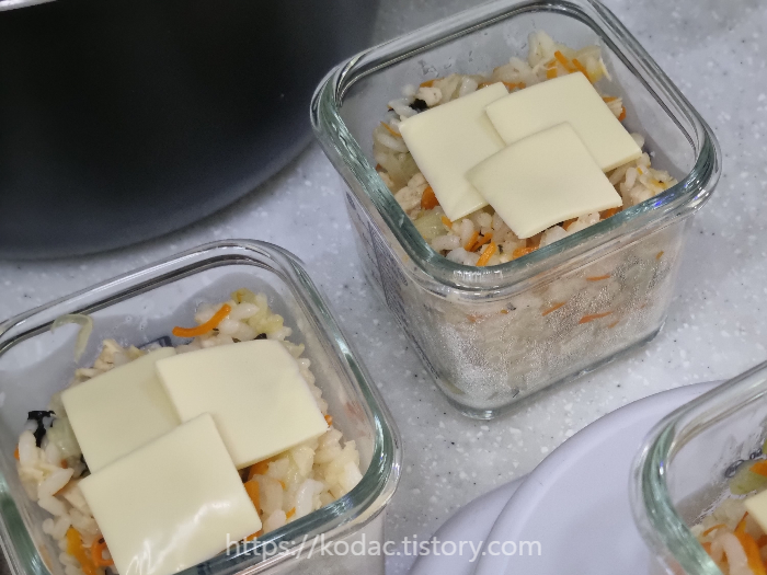 alt"아기 볶음밥 위에 치즈 올린 사진"