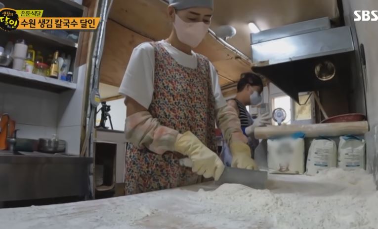 은둔식달 칼국수 달인 35년 전통 곰탕 같은 생김 칼국수