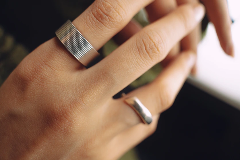 탐론 17-70mm F2.8 렌즈로 촬영한 가죽 장갑의 질감을 강조한 근접 사진