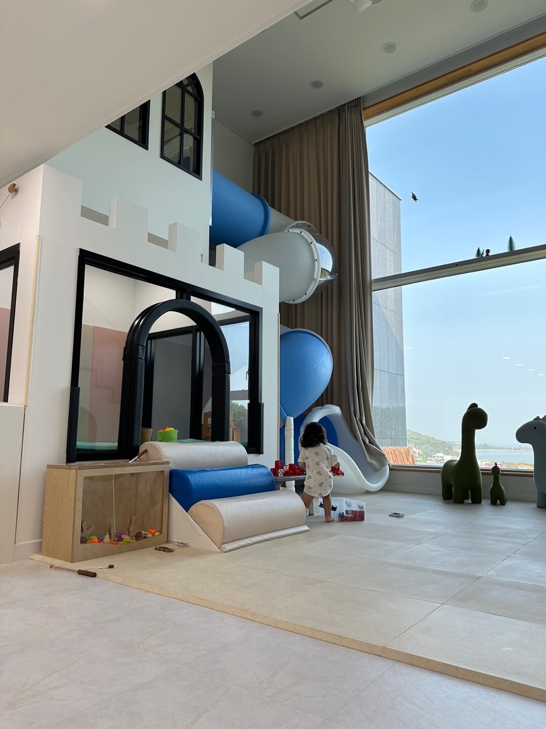 키즈비-풀빌라-거실-이미지