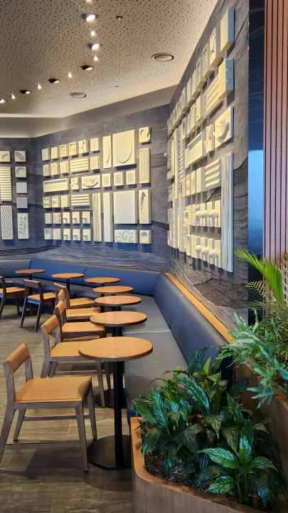 스타벅스 더북한강R점 버섯 모티브 그림과 벽면 패턴 디자인