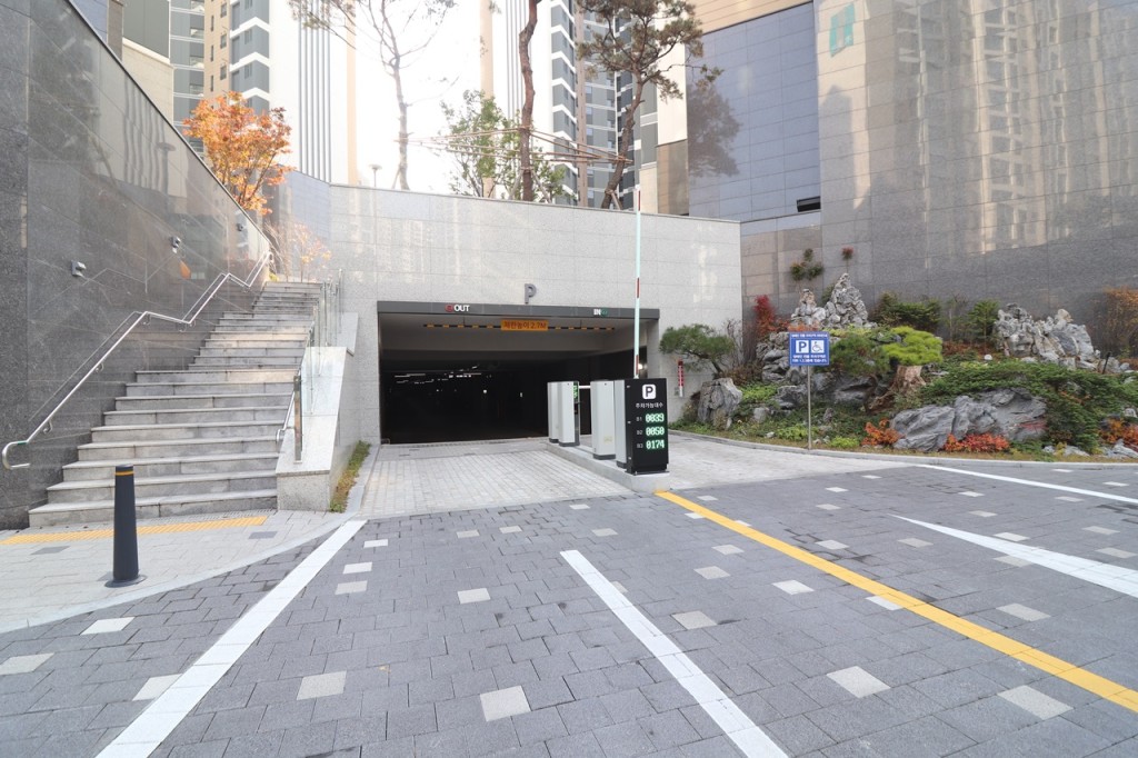 호반써밋목동 정문