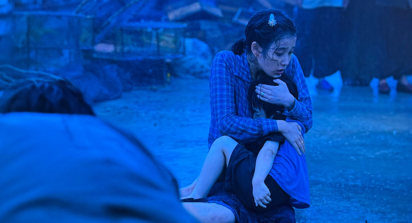 애순이 막내아들을 안고 있는 모습