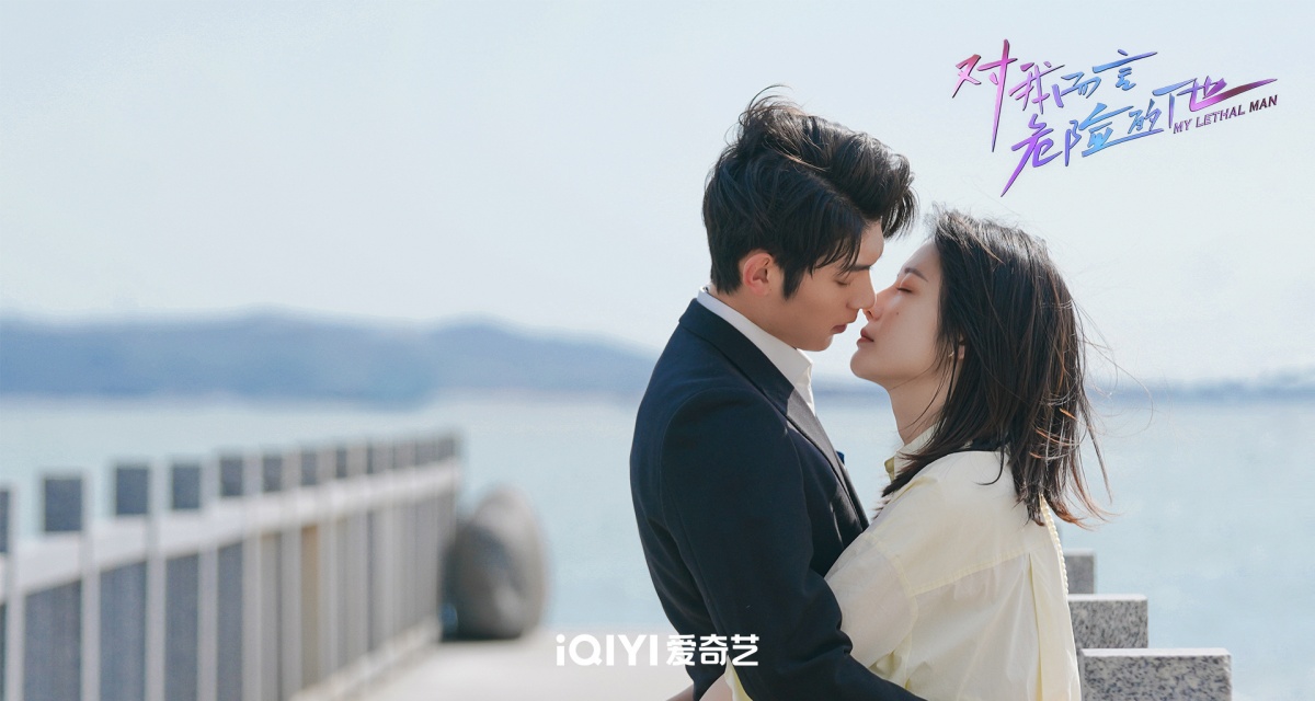 대아이언위험적타-번치흔과 이묵지-서로 안고 코 맞대는 모습