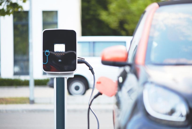 전기차 충전하는 사진