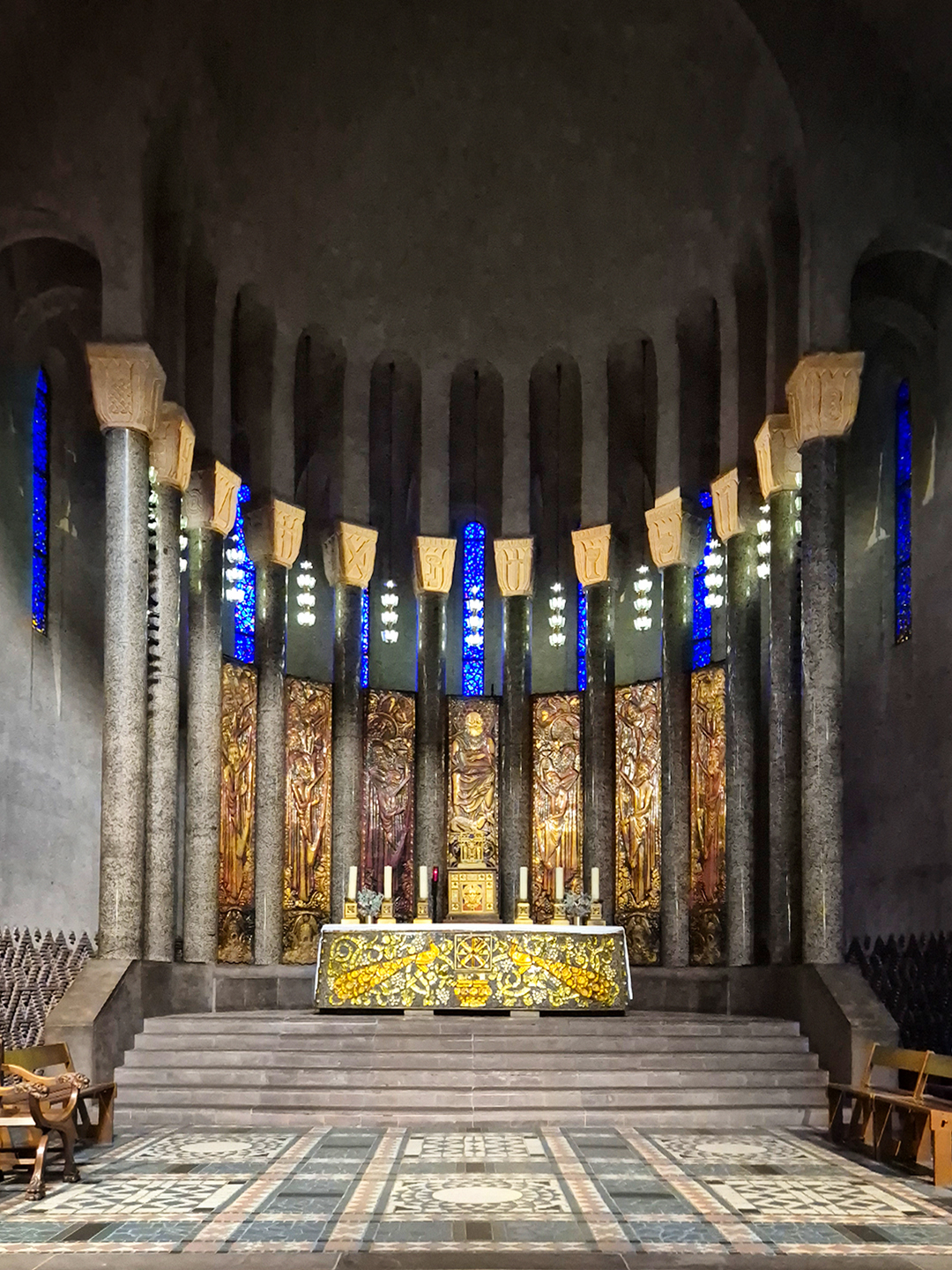 Église Sainte-Odile de Paris (Le retable est l'œuvre maîtresse de l'émailleur Robert Barriot)