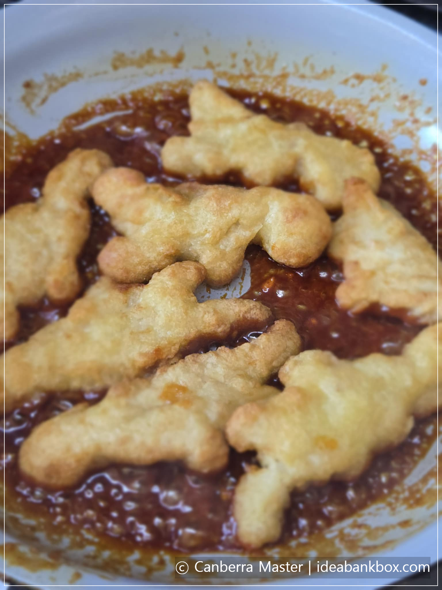 소스에 치킨너겟 넣기