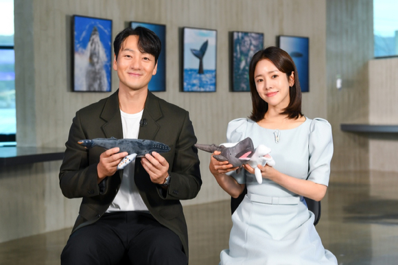 &#39;고래와 나&#39; 한지민 박해수 관련 이미지 [사진=SBS]