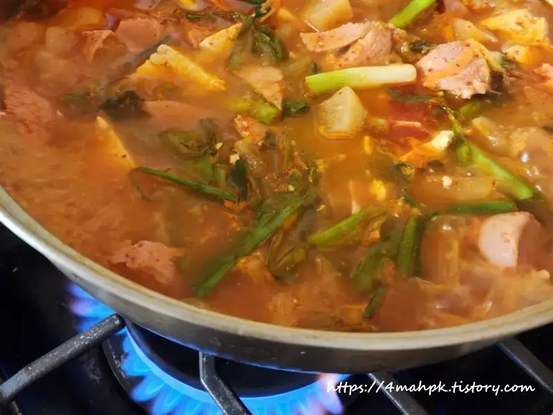 김치찌개-들어간 재료-종가김치 스팸두부파