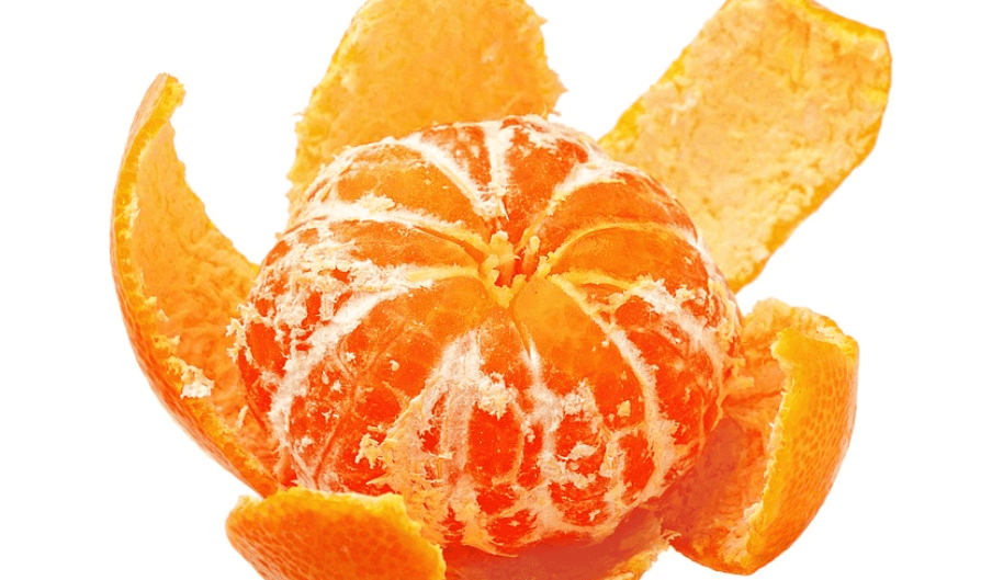 귤껍질 활용법으로 귤의 껍질을 벗기고 있다