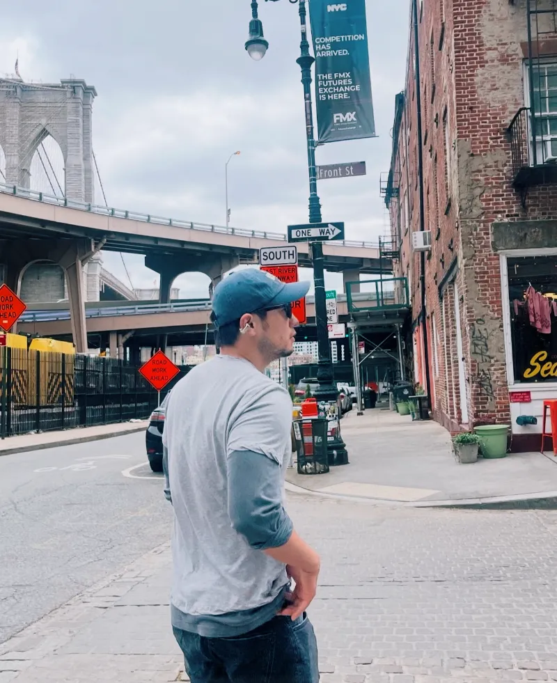 손석구 버버리, 손석구 패션, 버버리 트렌치코트, 2025 체크 트렌드, 버버리 윈드브레이커, 버버리 런던 패션위크, 남성 패션 트렌드, 버버리 캠페인, 버버리 런웨이 스타일