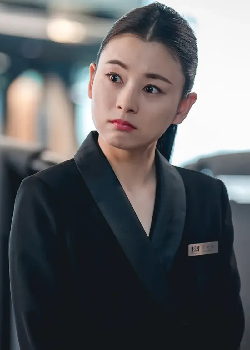 킹호텔 검은색 사원복을 입고 표독스런 표정으로 누군가를 노려보는 김수미