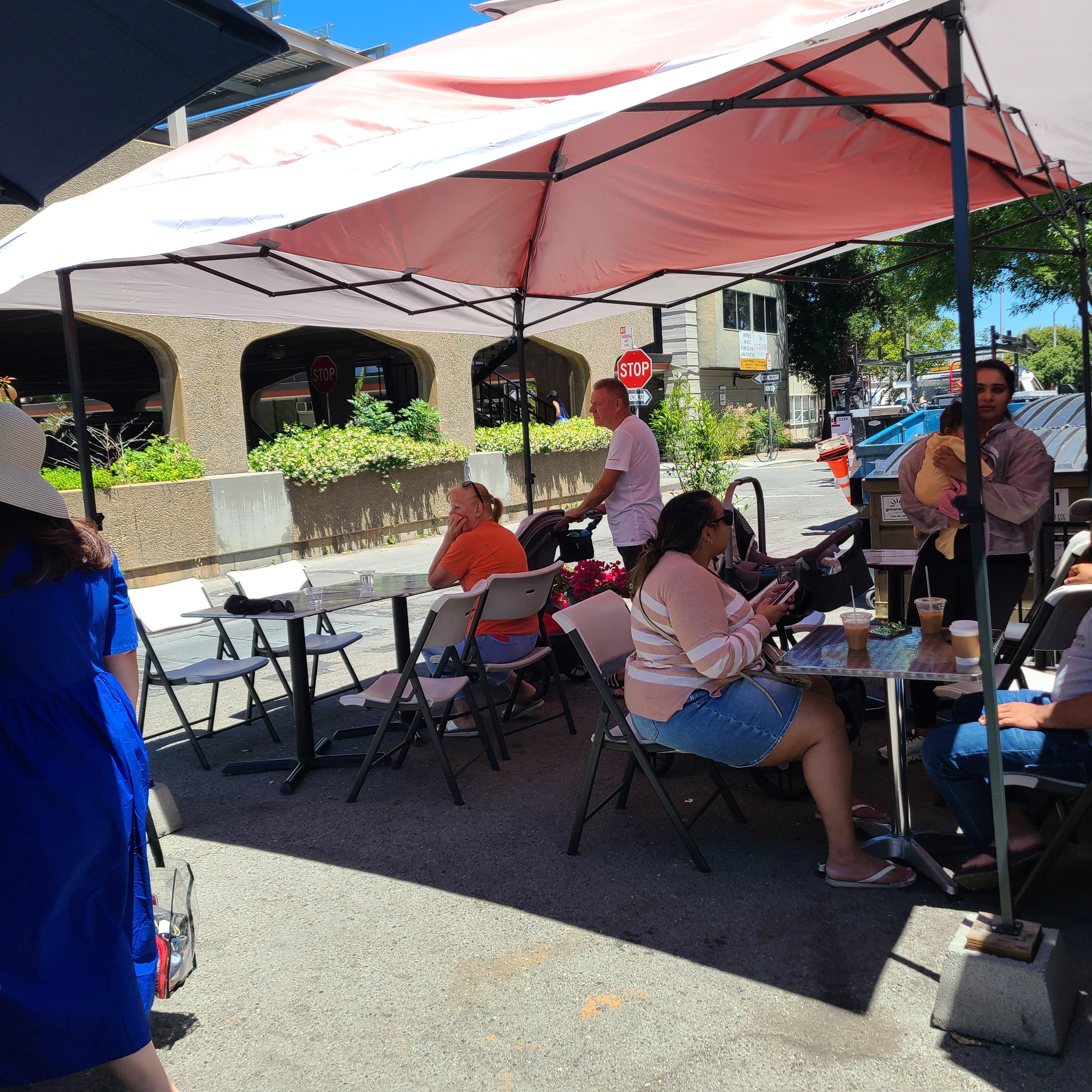 게이트 밖의 테이블