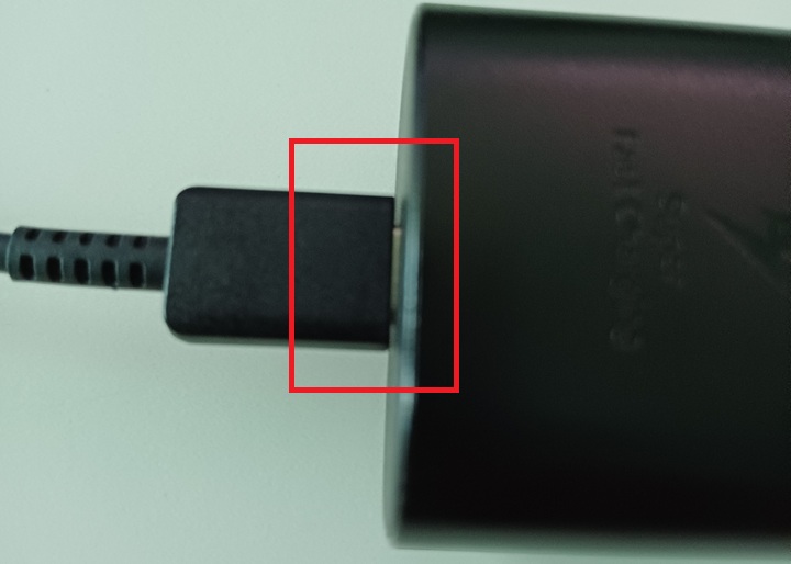 충전기에 케이블 정상 연결되어있음