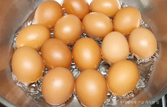 물을-조금만-넣고-계란을-삶고-있음