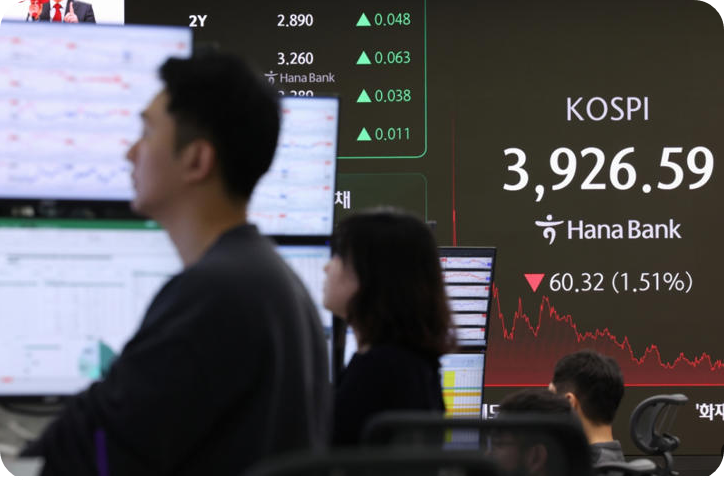[서울=뉴시스] 황준선 기자 = 코스피가 전 거래일(3986.91)보다 60.32포인트(1.51%) 내린 3926.59에 거래를 마감한 28일 오후 서울 중구 하나은행 딜링룸 전광판에 지수가 표시돼 있다. 2025.11.28. hwang@newsis.com [사진=황준선]