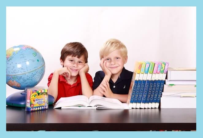 책상-앞-앉아있는-아이들