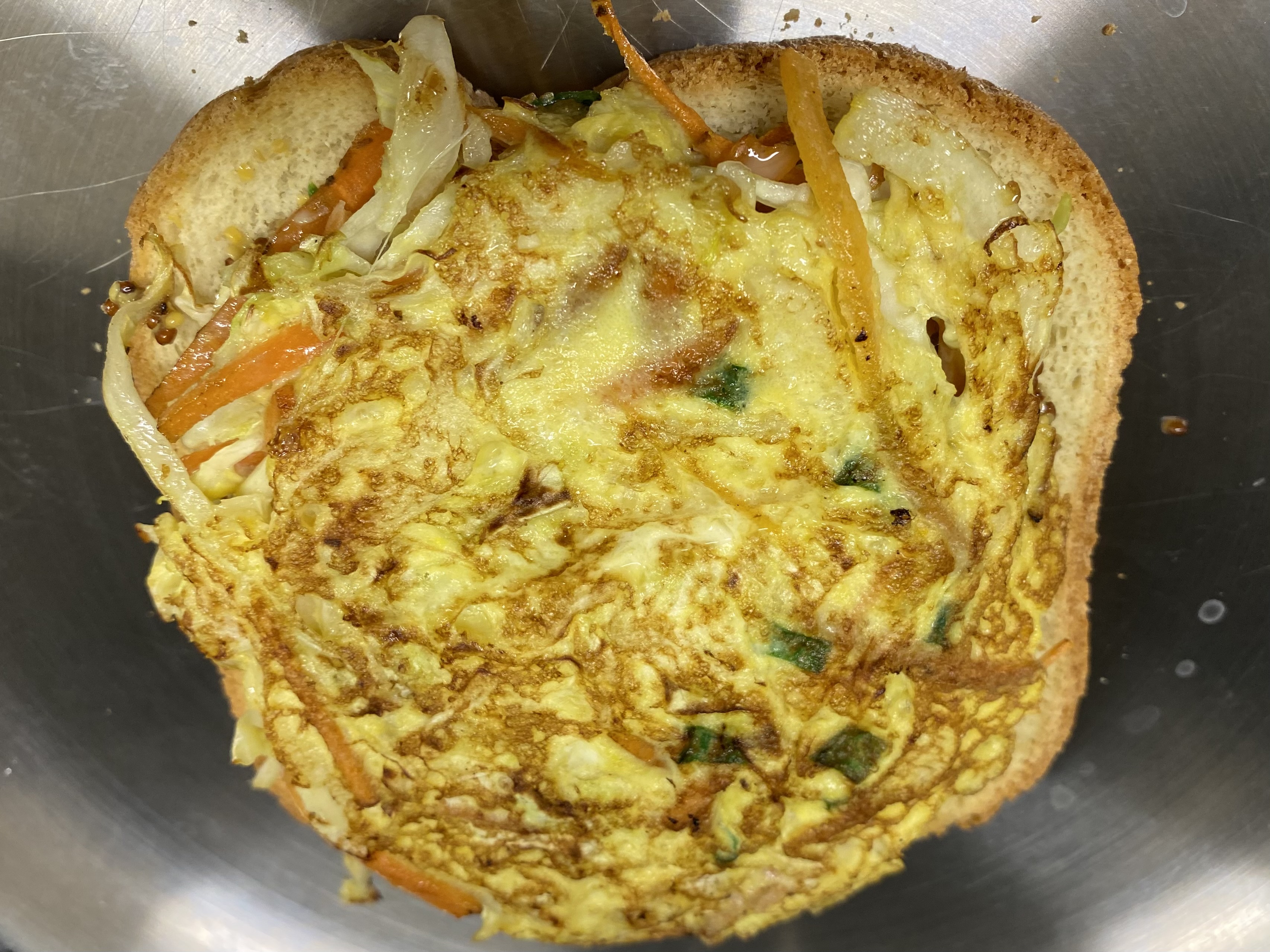 홀그레인머스타드 위에 양배추 당근전 올린모습