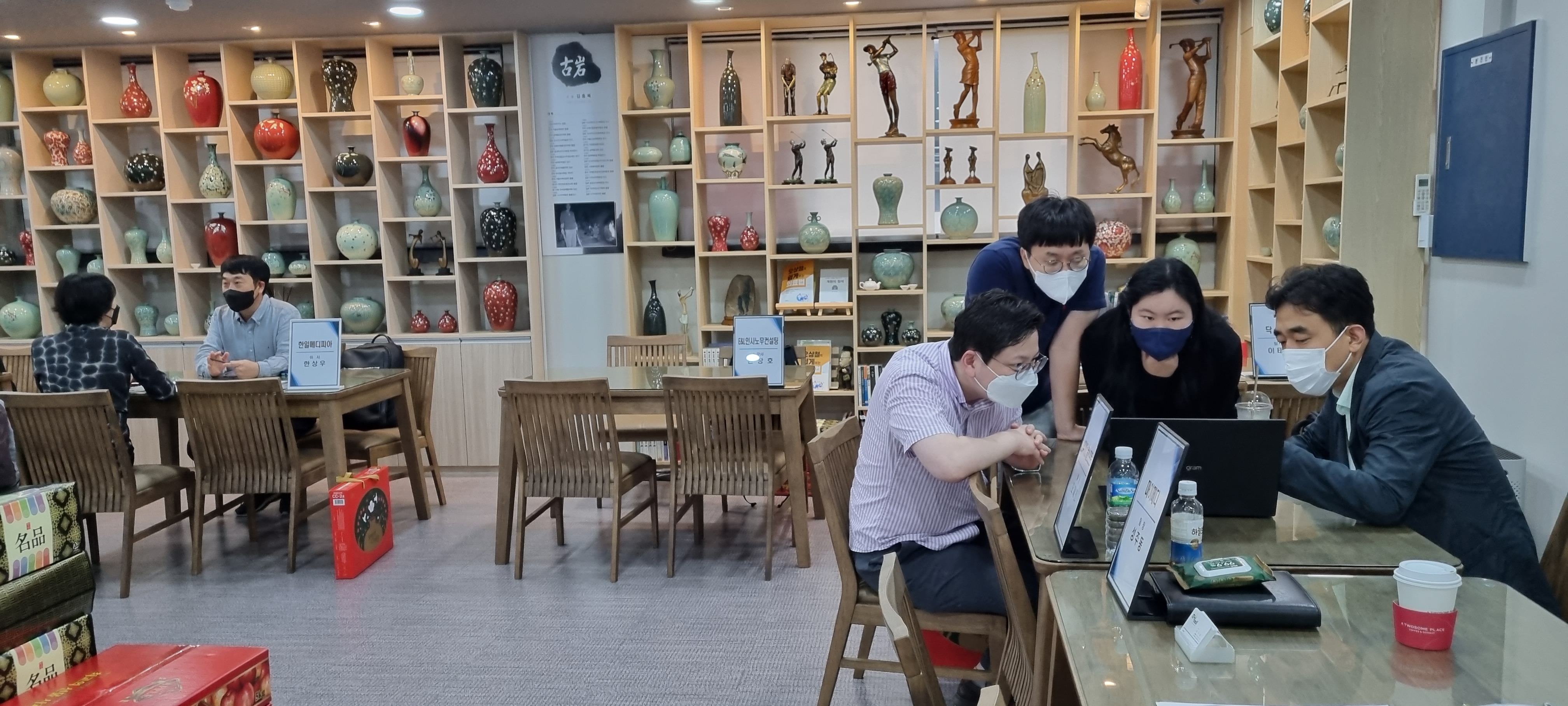 클라우드 EMR '오름차트'에 대해 상담 받고 있는 개원세미나 현장 모습