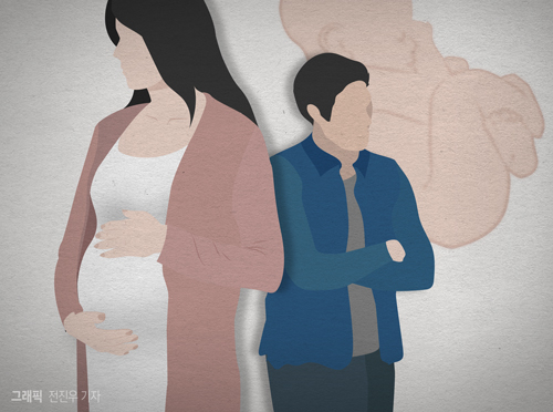 모르는 남성과 바람을 피워 임신하고 아기를 모텔 화장실에서 출산한 뒤 방치해 죽게 한 여성이 항소심에서 감형받았다. 본 기사와 무관한 이미지. [사진=뉴시스]