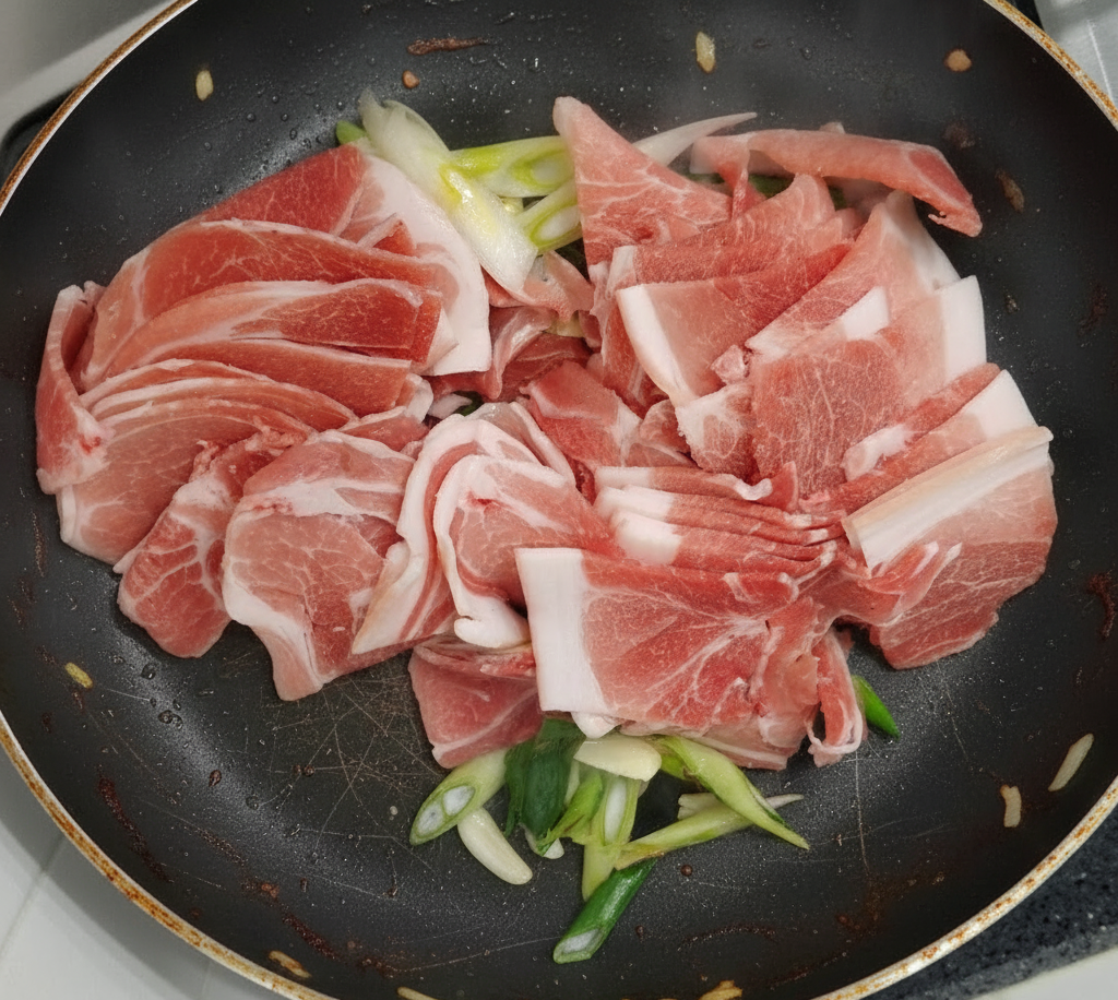 제육볶음용으로 적당한 지방과 살코기가 섞여 신선해 보이는 돼지고기 앞다리살의 모습.