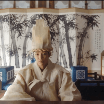 상복을 입고 망연자실한 로운