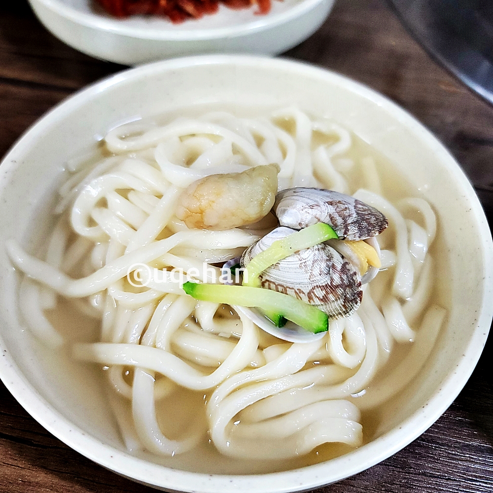 앞접시에 덜어놓은 칼국수와 애호박고명 그리고 바지락