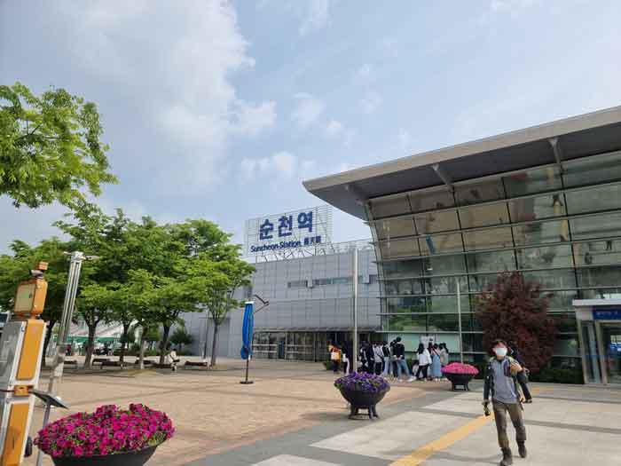 순천역 전경을 정면에서 찍은 사진