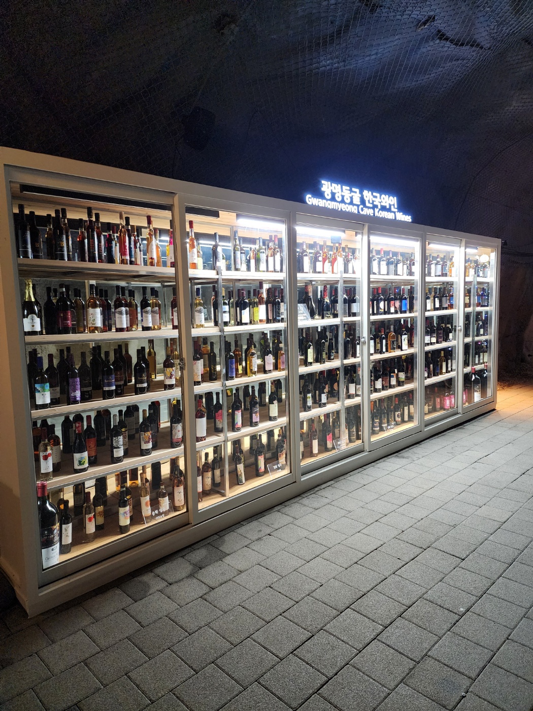 와인동굴 구간에 진열되있는 와인들