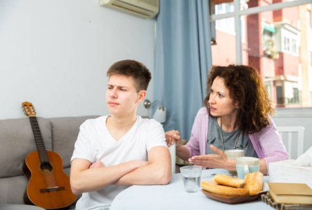 대화하는 엄마와 아들