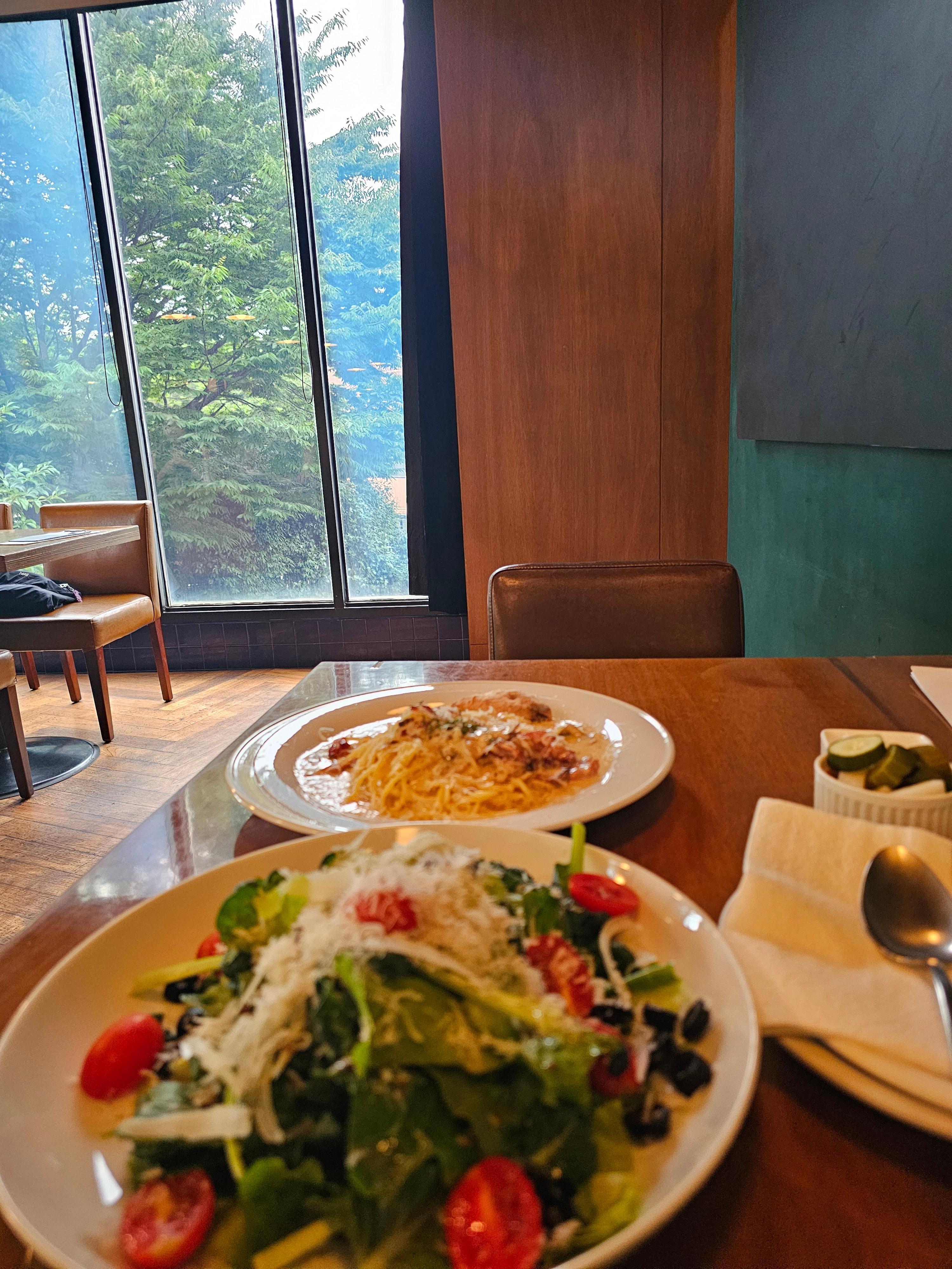 파스타, 샐러드 그리고 레스토랑내 모습