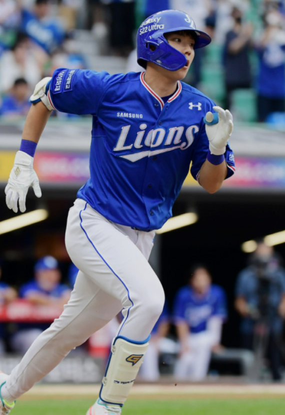 안타 치고 출루하는 김현준 선수