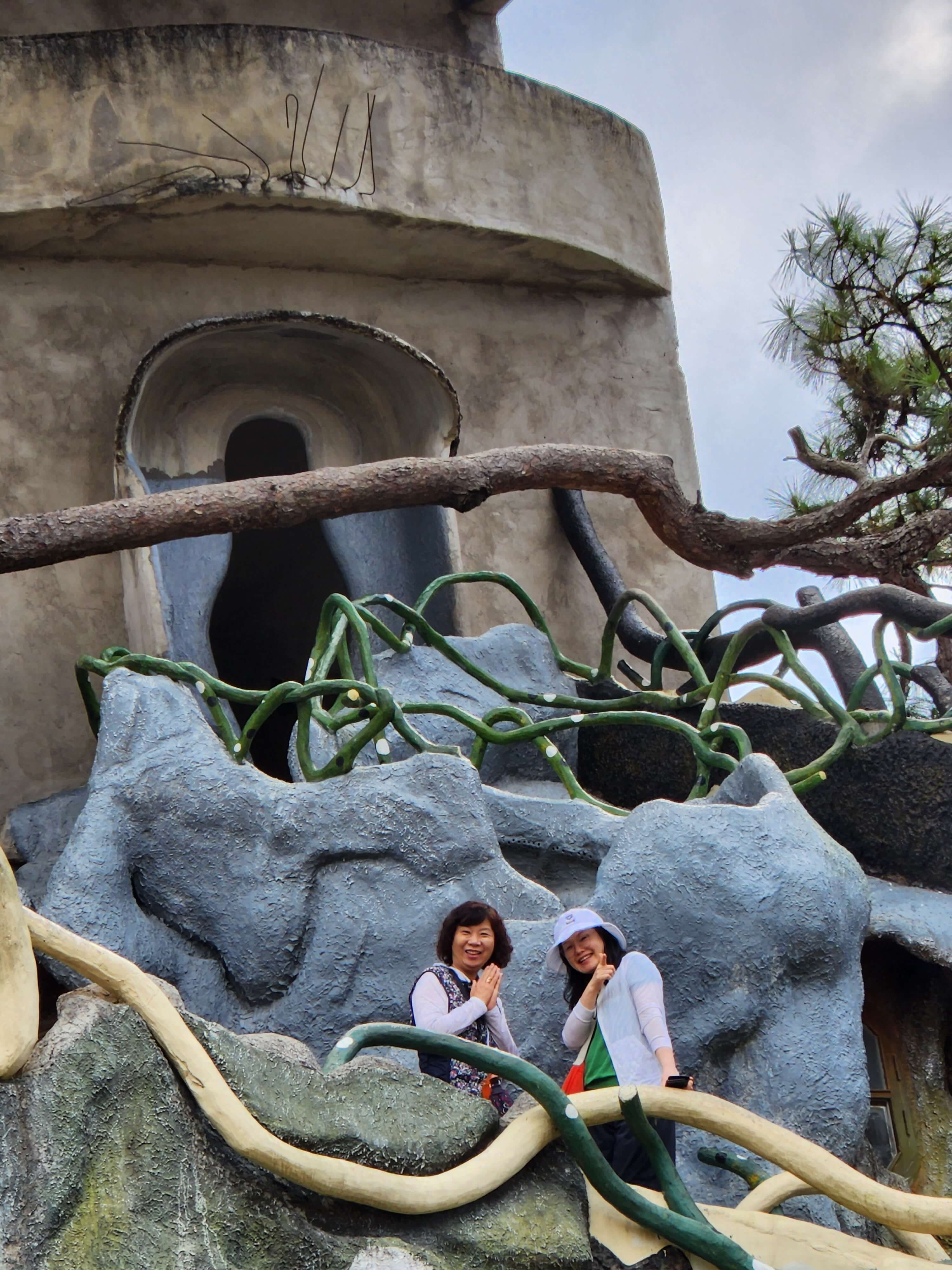 크레이지하우스에서 포즈를 취하고 사진 촬영