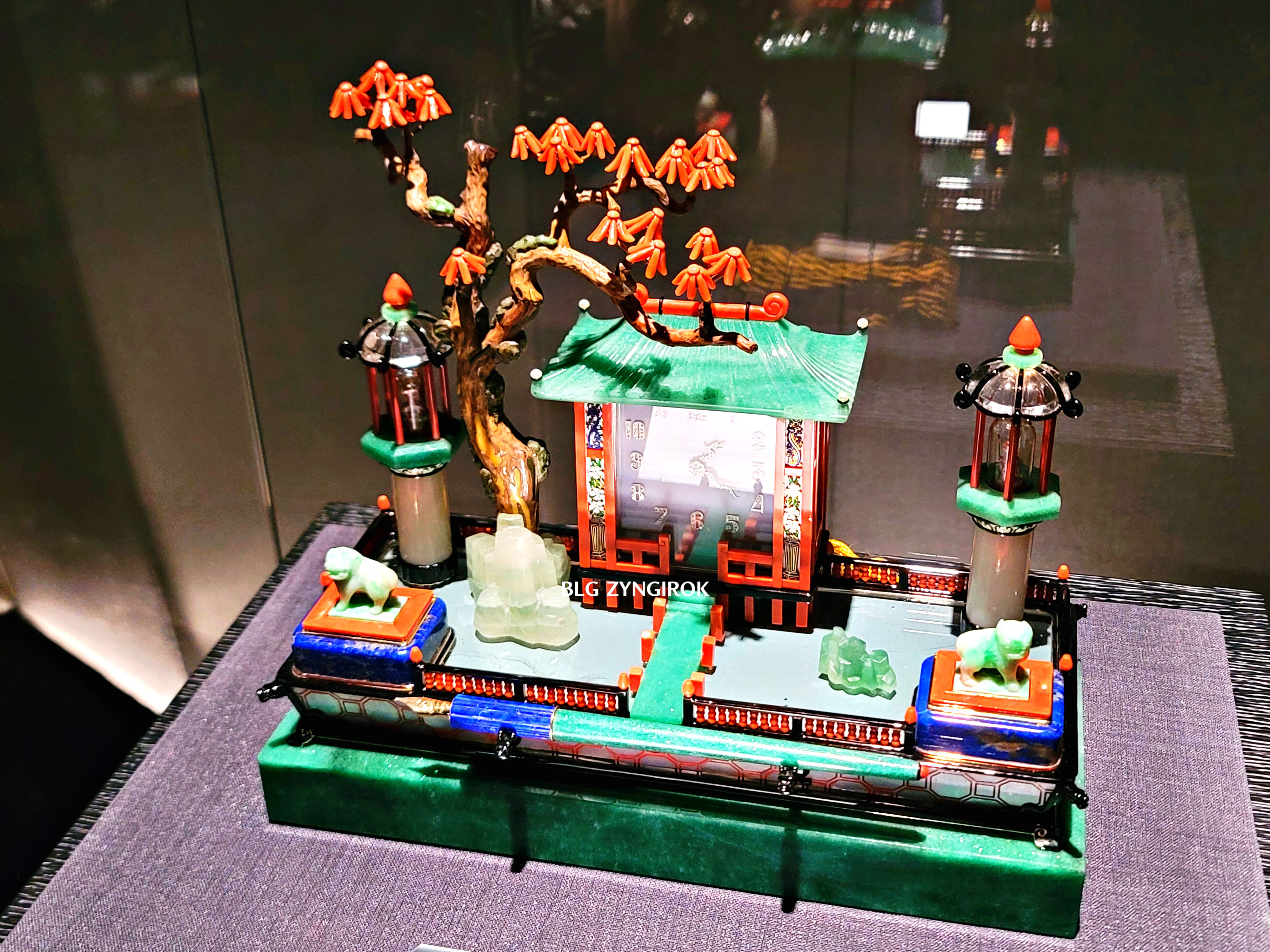 롯데타워 - 롯데뮤지엄 고혹의 보석 매혹의 시간 - 아르데코와 그 이후 전시품 모습이다.