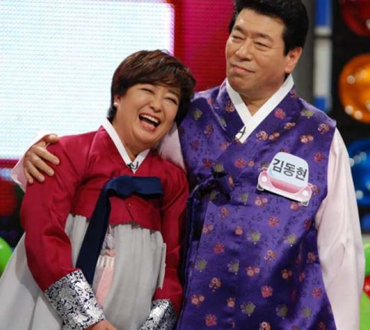 혜은이와 김동현이 한복을 입고 함께 웃는 모습