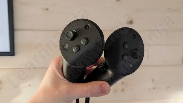 4.나무를 배경으로 한 메타 퀘스트 프로의 컨트롤러_