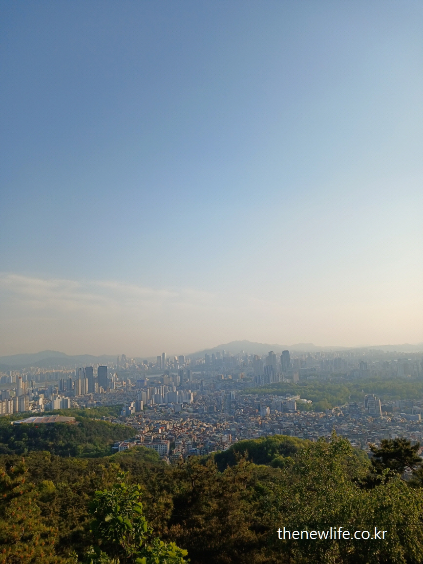 Wide view of central Seoul and residential areas from Achasan-아차산에서 본 서울 중심지와 아파트 단지 전경