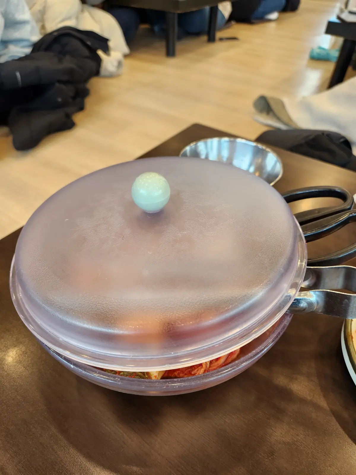 일산-대표-맛집-줄서서-먹는-일산칼국수-본점-기본-반찬-김치-서빙된-모습