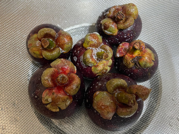 망고스틴 세척 - 과일 세정제 사용