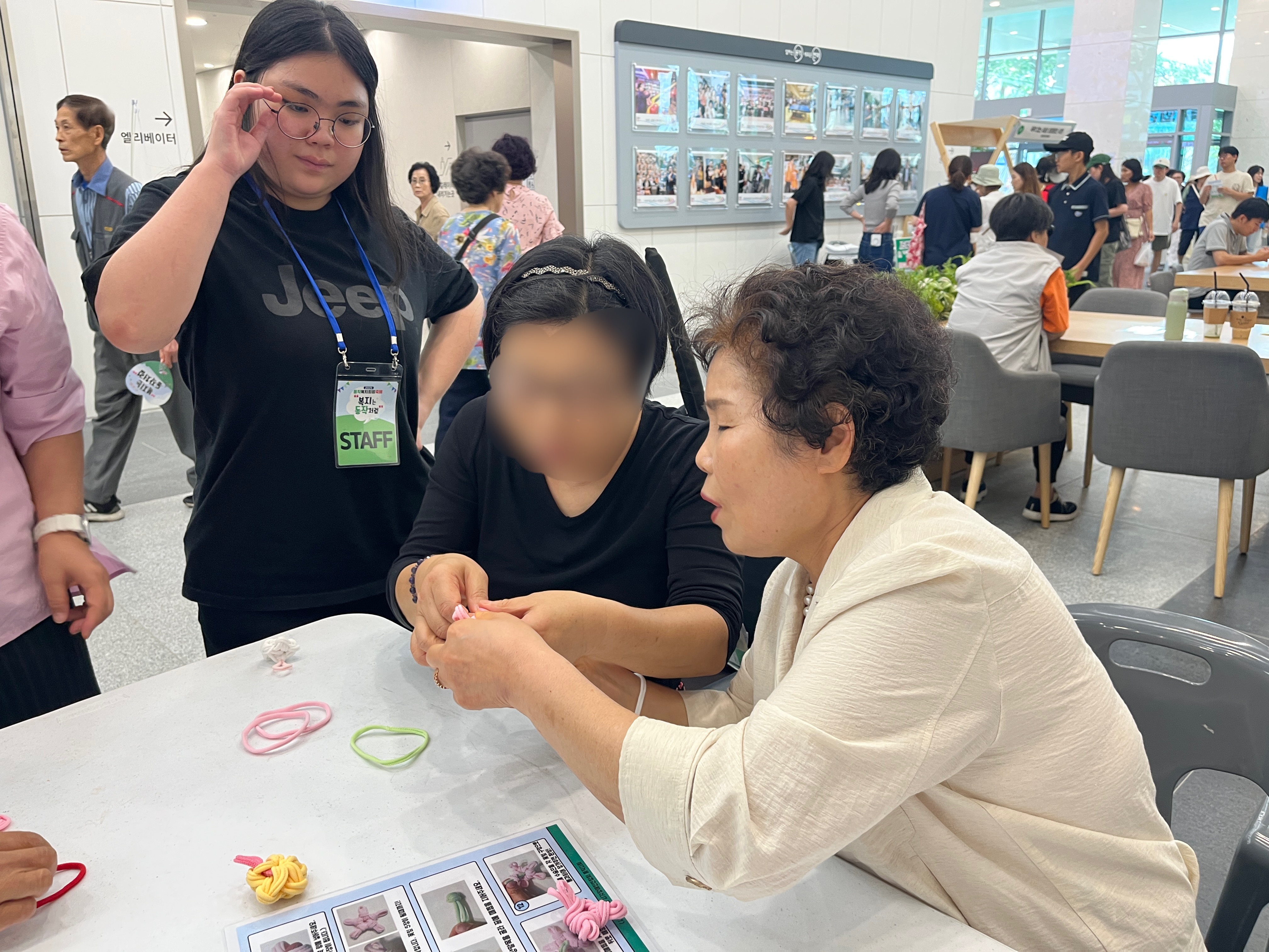 양말목키링 만들기를 가르쳐주는 지회원의 모습