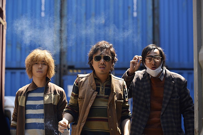 영화 나는 약신이 아니다에서 청러와 동료들이 항구 앞에 선 장면, 생존과 양심 사이의 갈등이 드러나는 순간