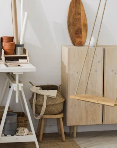 자연 소재 가구와 미니 그네로 꾸민 내추럴 인테리어